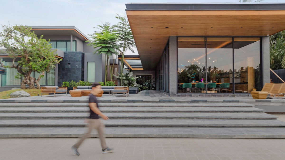 Hai không gian này được kết nối thông qua các khu vực bán ngoài trời như lối đi có mái che, kết nối giữa nhà cũ, nhà mới, với sân thượng ven sông mở.