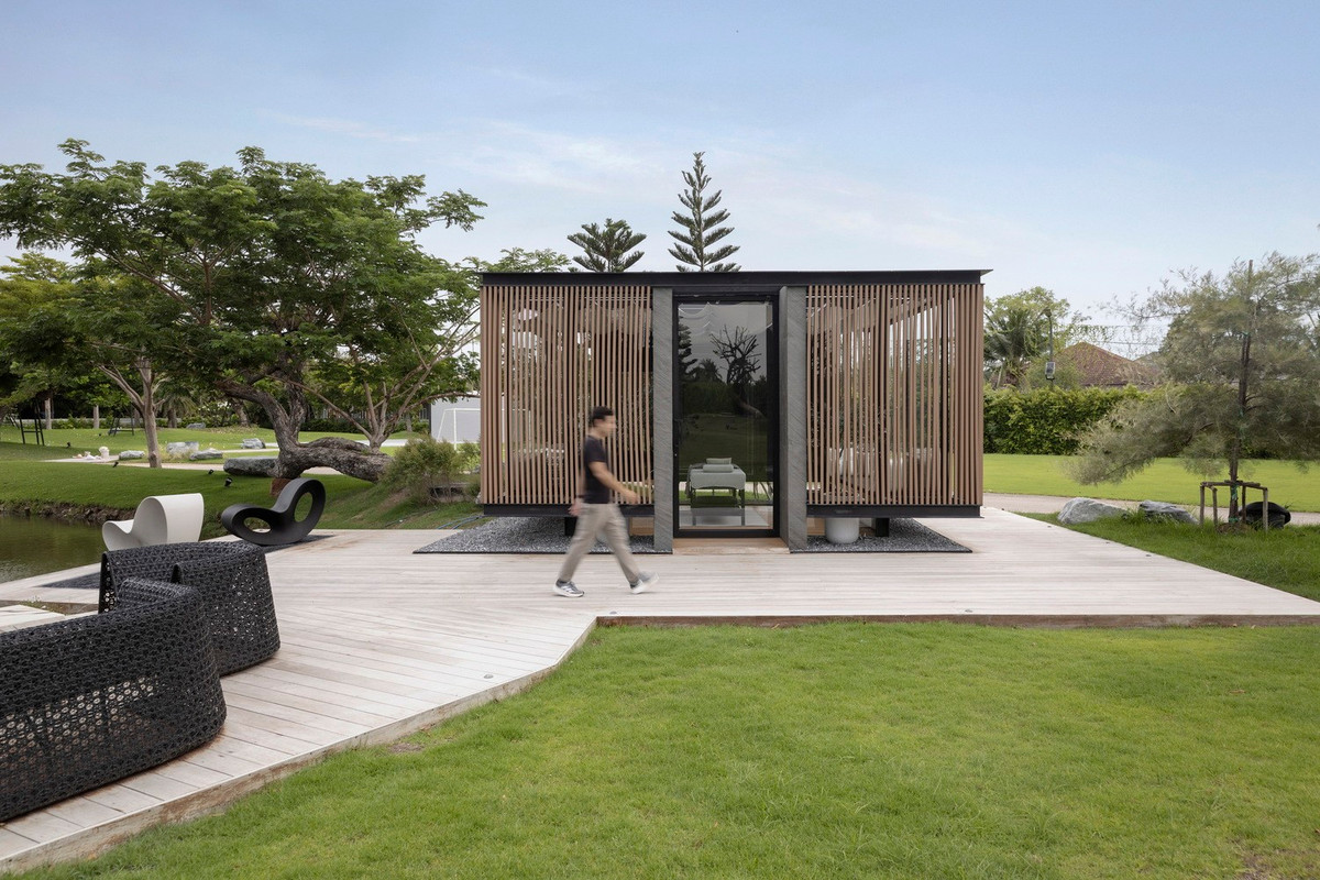 Thiết kế ưu tiên tầm nhìn từ cả bên ngoài nhìn vào và bên trong nhìn ra, cũng như kết nối chức năng giữa ngôi nhà và khu vực ven sông.