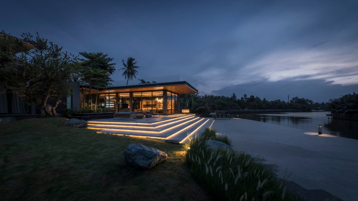 Một cầu thang dài chạy song song với bờ sông kết nối các không gian và đóng vai trò như một hướng dẫn trực quan vào ban đêm.