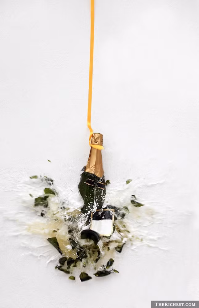 Nhiều người cho rằng, sở dĩ tàu Titanic bị chìm một phần là bởi chai rượu sâmpanh dùng trong lễ hạ thủy con tàu đã không bị vỡ.