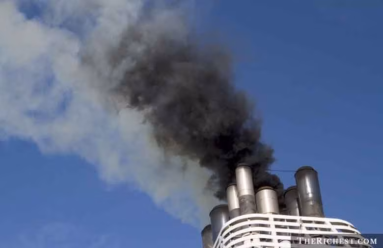 Mỗi ngày có tới 825 tấn than được sử dụng để vận hành tàu Titanic. Và gần 100 tấn tro bụi từ than xâm nhập vào đại dương mỗi ngày.