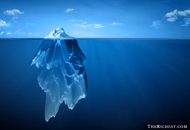 Tuy nhận được cảnh báo có băng trôi nhưng thủy thủ tàu Titanic đã không để ý tới điều này.