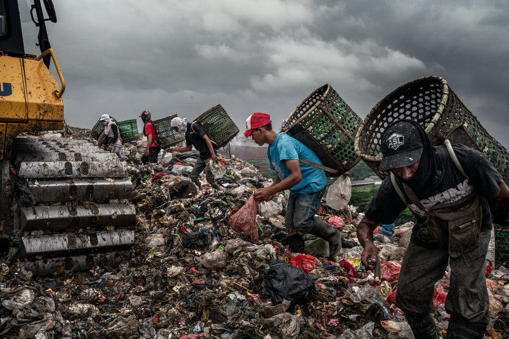 Mặc dù vậy, vẫn có rất nhiều tìm tới bãi rác này để kiếm kế sinh nhai.