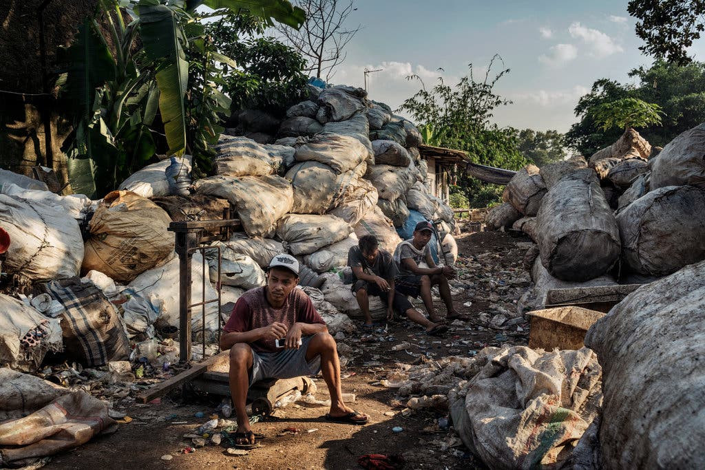 Thậm chí, bên ngoài bãi rác, những cư dân sống xung quanh cũng phải chịu đựng sống chung với thứ mùi này.