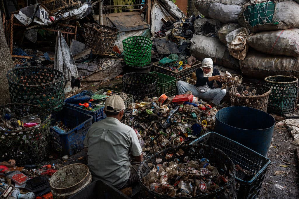 Một cư dân cho biết, 3 tháng một lần, những hộ dân xung quanh bãi rác sẽ nhận được số tiền 900.000 Rp (gần 1,5 triệu đồng) vì "không được hít thở không khí trong lành".