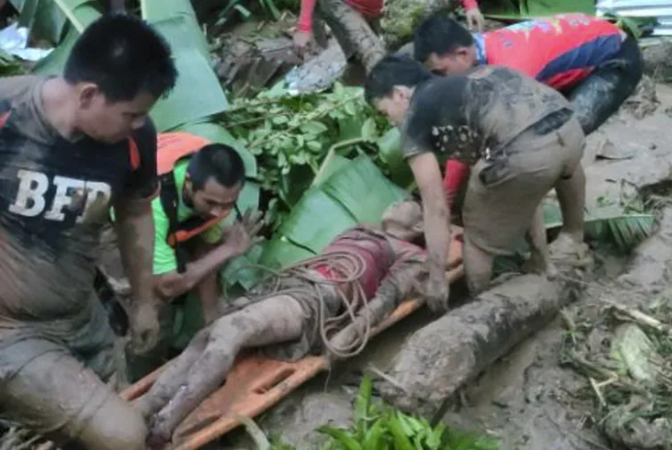 Joemen Collado, cảnh sát trưởng thành phố Baybay, cho biết, lực lượng chức năng đã trục vớt 22 thi thể bị chôn vùi dưới lớp đất lở.