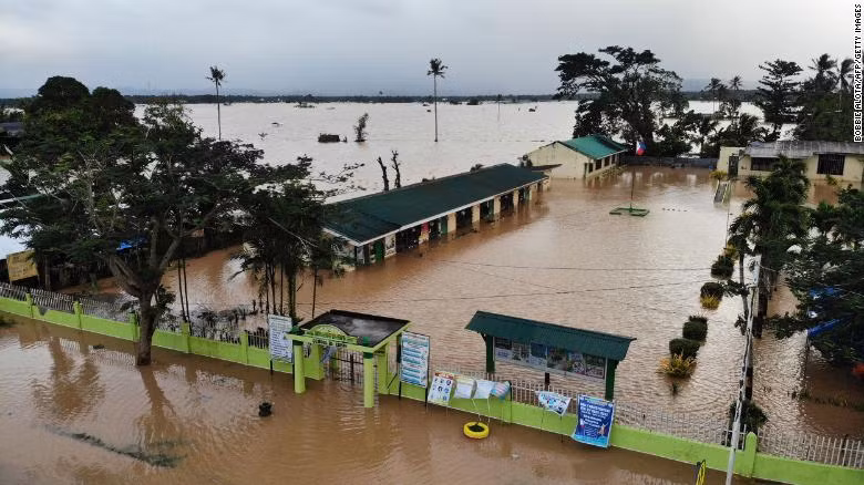 Tran bao dau tien can quet, Phillippines hoang tan