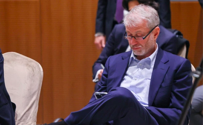 Abramovich, nhà tài phiệt dầu mỏ 55 tuổi, được quan chức Ukraine nhận xét là "cây cầu nối" rất hữu ích.