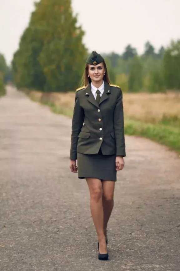 Cô từng tốt nghiệp Học viện Hàng không Quốc gia Belarus.