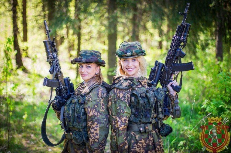 Sĩ quan cấp cao Yekaterina Kuzmich (trái) là tham mưu trưởng tiểu đoàn thông tin liên lạc của Lữ đoàn vệ binh cơ giới độc lập 120. Trong khi đó Irina Birkos (phải) giữ chức trưởng ban y tế của một tiểu đoàn cơ giới biệt lập thuộc Lữ đoàn Vệ binh Cơ giới Độc lập 120.