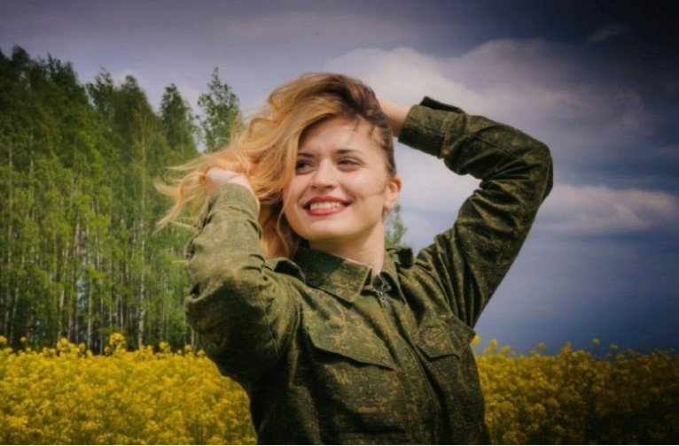 Sĩ quan Yanina Bokalova phục vụ trong Trung đoàn liên lạc biệt lập số 56, tốt nghiệp Học viện Truyền thông Quốc gia Belarus với tấm bằng Kỹ sư Truyền thông.