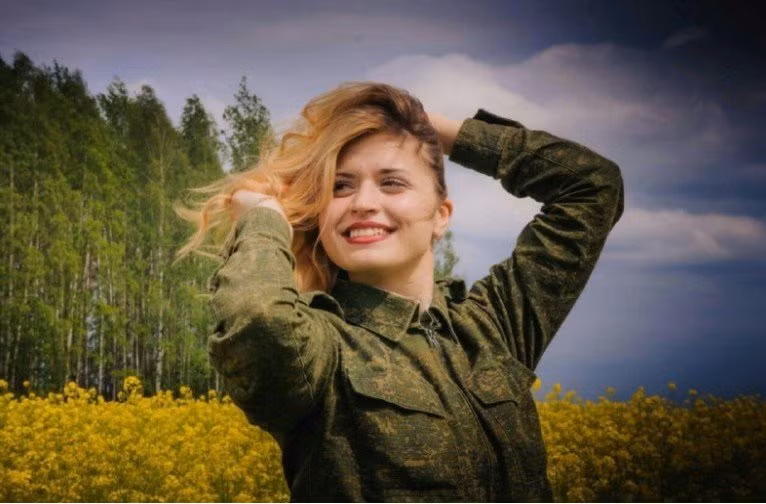 Sĩ quan Yanina Bokalova phục vụ trong Trung đoàn liên lạc biệt lập số 56, tốt nghiệp Học viện Truyền thông Quốc gia Belarus với tấm bằng Kỹ sư Truyền thông.