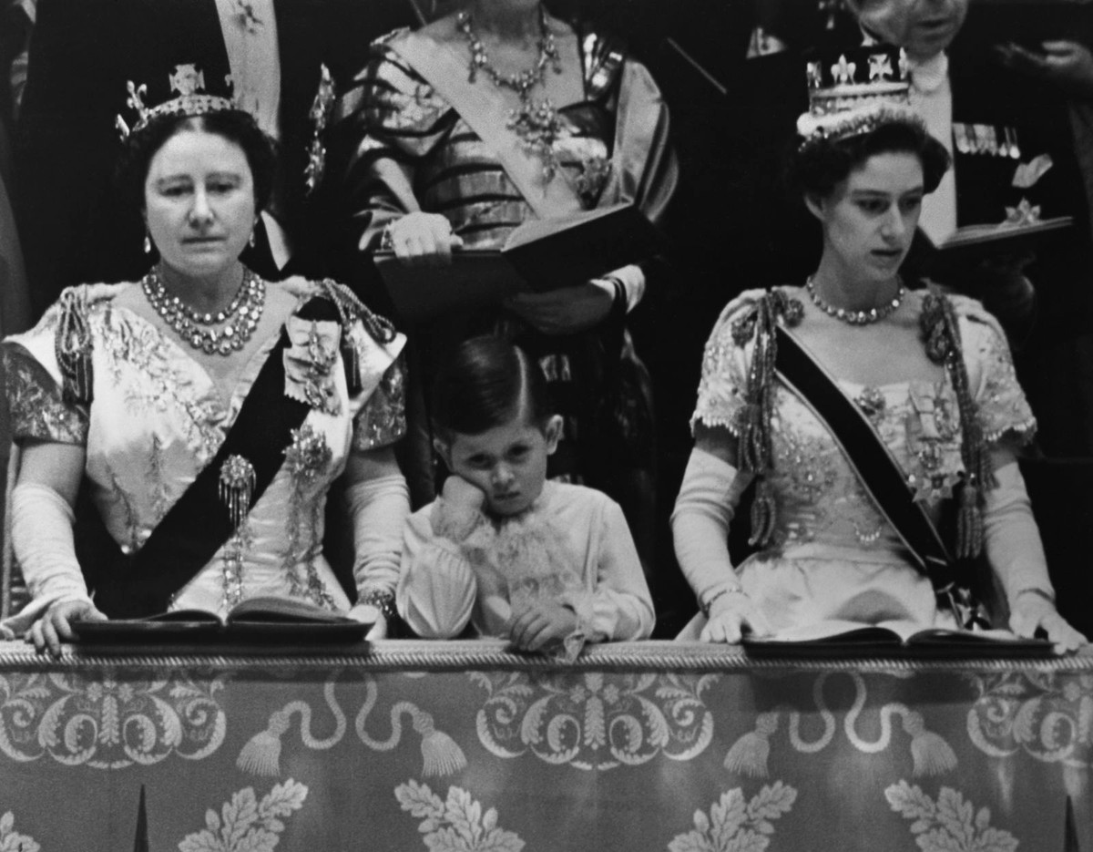 Vua Charles III khi còn là một cậu bé, tham dự lễ đăng quang của mẹ mình vào năm 1953.