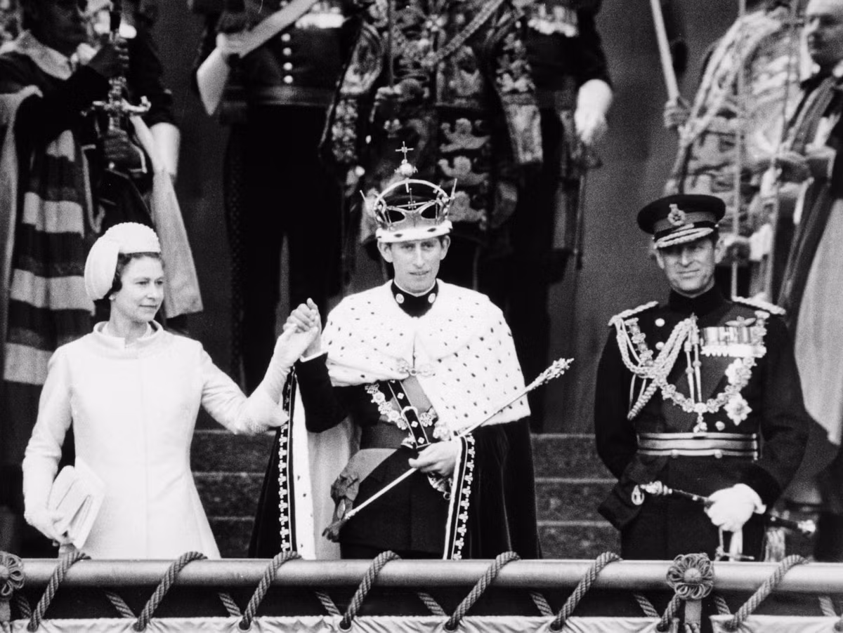 Tháng 7/1969, Nữ hoàng Elizabeth II giới thiệu Charles với người dân xứ Wales sau khi ông được phong làm Hoàng tử xứ Wales.