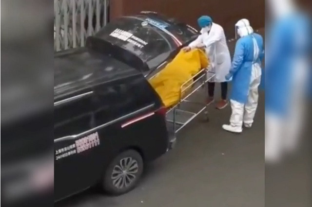 COVID-19 o Thuong Hai: Cu ong bi dua den nha xac du con song