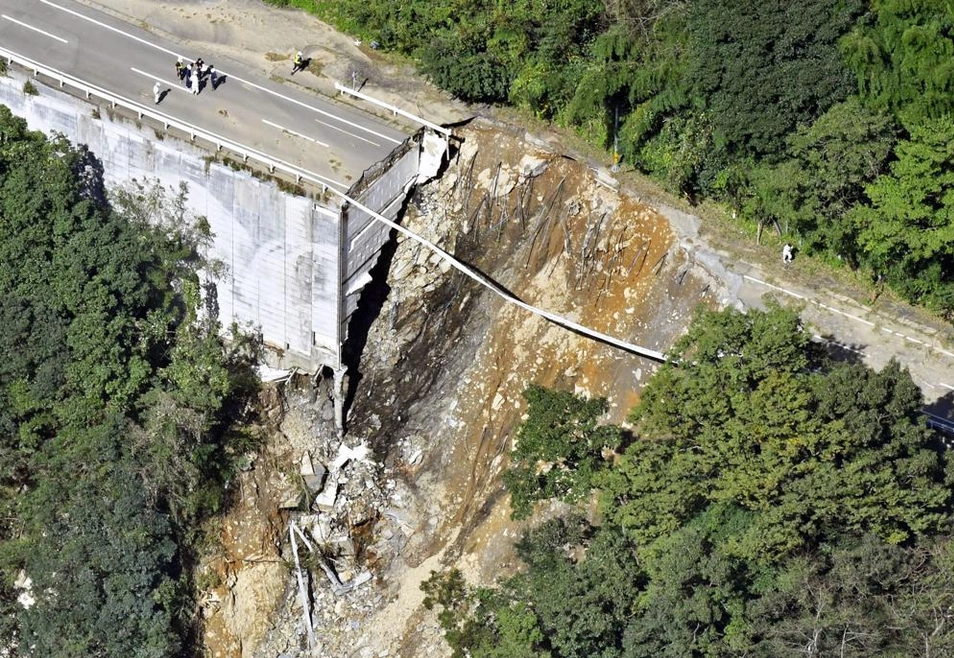 "Cơn phẫn nộ của thiên nhiên" còn khiến hệ thống giao thông đường bộ và đường không tại nhiều khu vực ở Nhật Bản phải tạm dừng hoạt động.