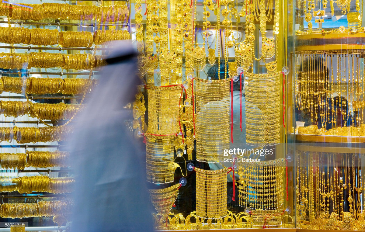 Khu chợ mở cửa đón khách từ 10h - 22h từ thứ bảy đến thứ năm, riêng thứ 6 chợ mở cửa từ 16h - 22h.