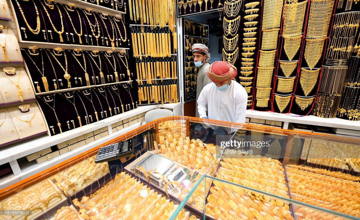 Gold Souk nằm trong con phố Deira, là khu chợ bán vàng nổi tiếng ở Dubai.