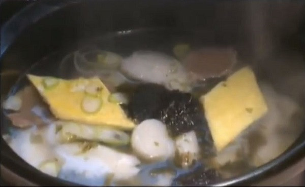 Trong những ngày Tết, người Triều Tiên thường tụ tập thưởng thức món Tteokguk - canh bánh gạo truyền thống...