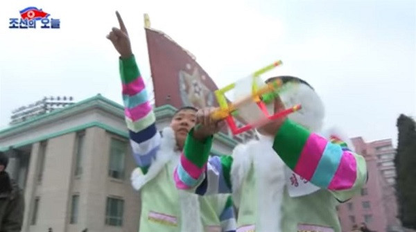 Trong khi đó trẻ em lại háo hức đến Quảng trường Kim Nhật Thành để thả diều...