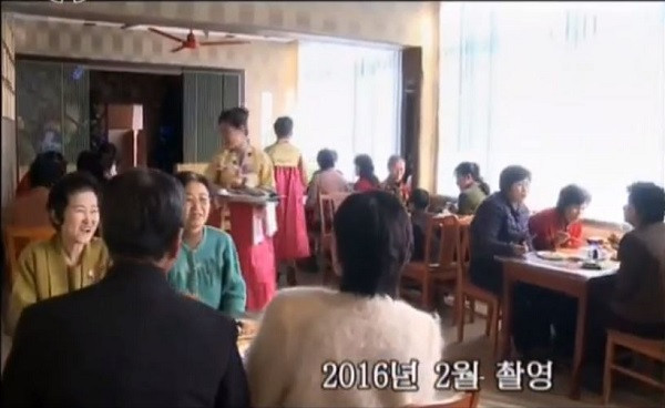 Các hàng quán dịp lễ Tết tại đây khá đông khách.