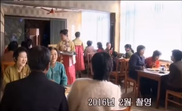 Các hàng quán dịp lễ Tết tại đây khá đông khách.