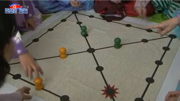 ... hay dành thời gian cùng nhau chơi các trò chơi truyền thống như yutnori.