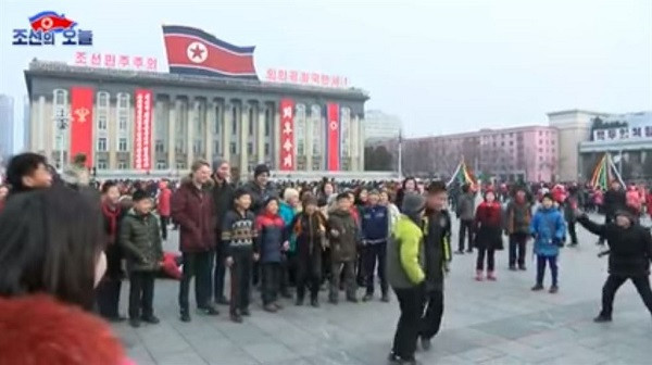 ... hoặc tụ tập nhảy dây.