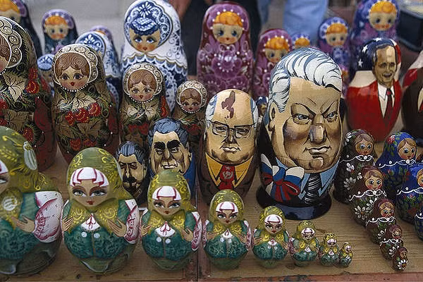 Quá trình tạo ra từ thanh đến tượng thành phẩm bao gồm mười lăm giai đoạn. Hình nhỏ nhất được làm đầu tiên.