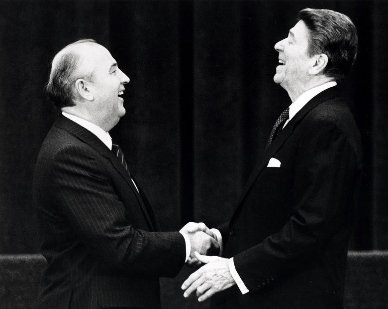 Mikhail Sergeyevich Gorbachev, là nhà lãnh đạo Liên bang Xô viết từ năm 1985 tới 1991. Qua đời hồi tháng 8/2022, ông được nhớ đến nhờ là người chấm dứt Chiến tranh Lạnh không đổ máu nhưng không ngăn được sự sụp đổ của Liên Xô.