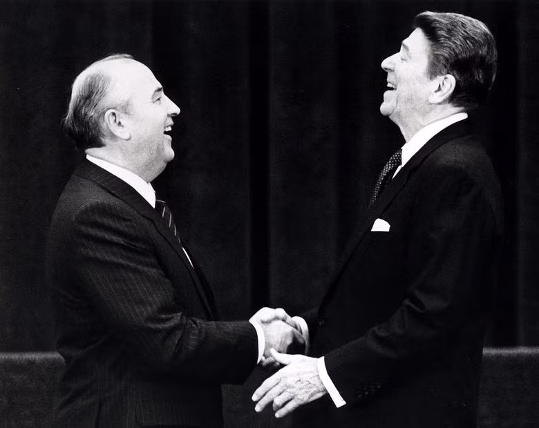 Mikhail Sergeyevich Gorbachev, là nhà lãnh đạo Liên bang Xô viết từ năm 1985 tới 1991. Qua đời hồi tháng 8/2022, ông được nhớ đến nhờ là người chấm dứt Chiến tranh Lạnh không đổ máu nhưng không ngăn được sự sụp đổ của Liên Xô.