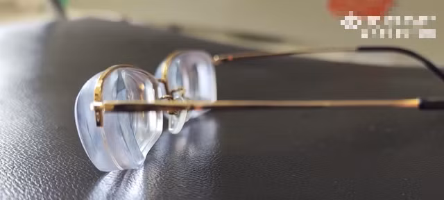 Kho tin: Nguoi phu nu can 3.000 do, nhan cau nhu qua bong