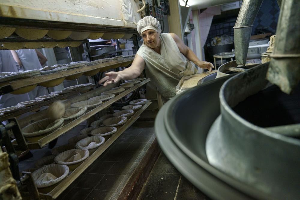 Để duy trì hoạt động sản xuất, lò bánh phải điều chỉnh giờ làm việc theo "nhịp điệu" của giao tranh.