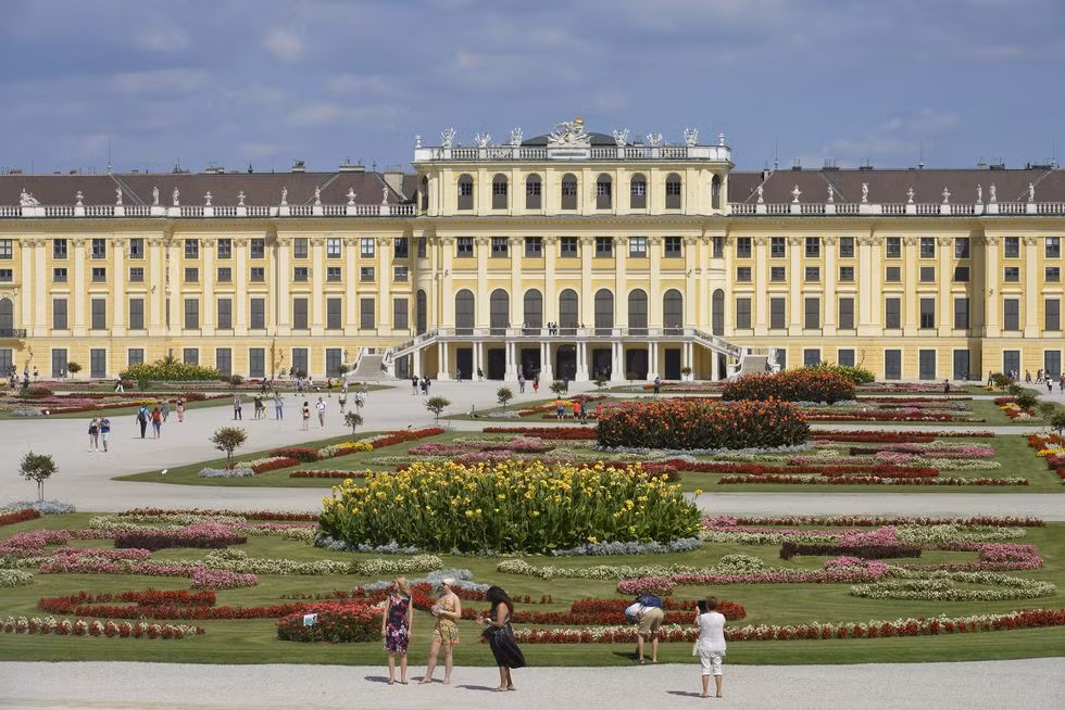 Cung điện Schönbrunn ở Vienna, Áo gồm 1.441 phòng và mê cung bí mật, lưu giữ một số tác phẩm nghệ thuật và tác phẩm điêu khắc được đánh giá rất cao thuộc bộ sưu tập của Habsburgs, bao gồm cả Bữa tiệc cưới của Martin van Meytens.