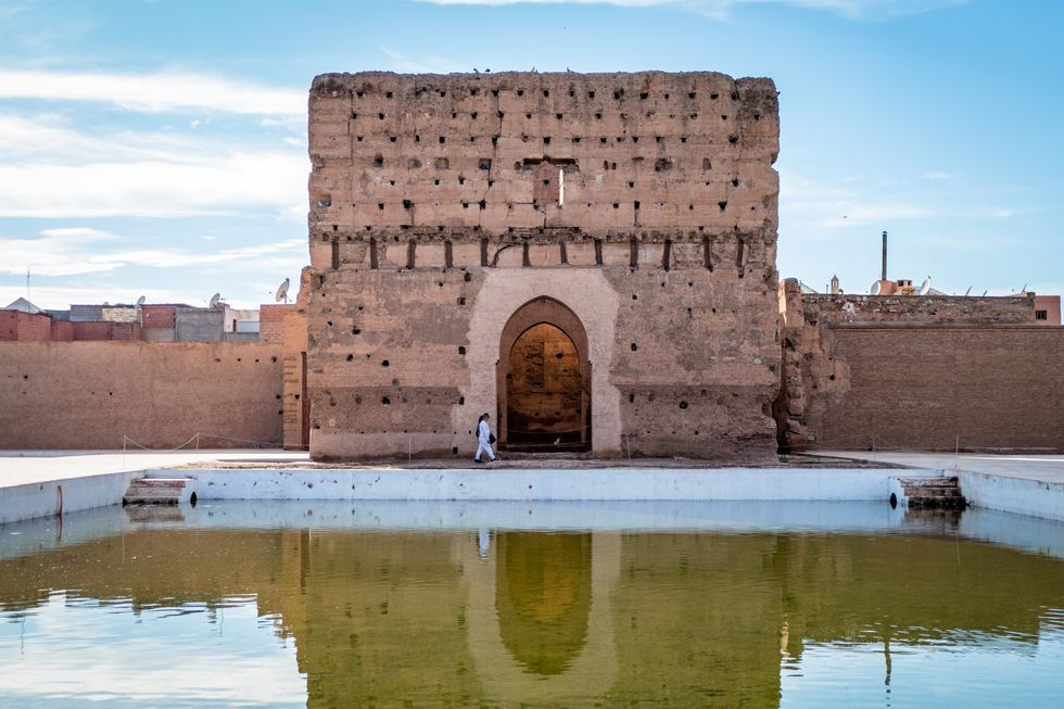 Dưới thời trị vì của Al Mansour, Cung điện El Badi ở Marrakech, Maroc, được coi là một trong những dinh thự hoàng gia ấn tượng nhất của Hồi giáo. Tuy nhiên, cung điện đã bị phá hủy vào đầu thế kỷ 18 khi Sultan Moulay Ismail dời thủ đô về Meknes. Đúng như cái tên cái tên "El Badi" có nghĩa là "không thể so sánh", khi xây dựng cung điện được tạo nên từ những vật liệu tốt nhất như: vàng, đá cẩm thạch, mã não, ngà voi, gỗ tuyết tùng, zellij nhiều màu và thạch cao...