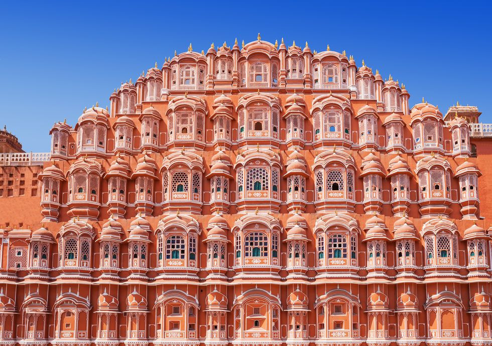 Được gọi là "Cung điện của gió", Hawa Mahal ở Jaipur, Ấn Độ là địa danh đầy màu sắc được xây dựng vào năm 1799 bởi Maharaja Sawai Pratap Sing. Cung điện được sơn màu hồng, có 953 cửa sổ, cho phép người trong hoàng tộc có thể quan sát thành phố nhộn nhịp mà không bị thường dân nhìn thấy.