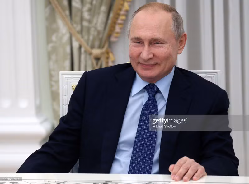 Tuy nhiên, theo văn hóa Nga, nụ cười không được "sử dụng một cách bừa bãi". Người Nga có một quy luật trong giao tiếp: Không cười với người lạ vì nụ cười là sự phản ánh chân thực tâm trạng cũng như mối quan hệ tốt đẹp.