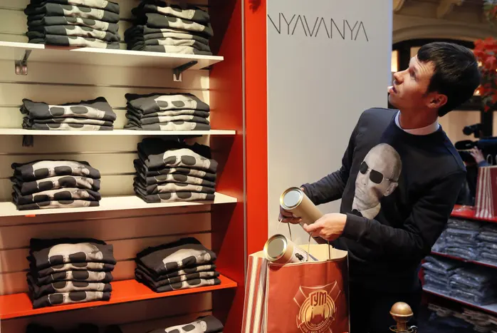 Tuy nhiên, không thể phủ nhận việc Tổng thống Nga có rất nhiều "fan hâm mộ" khi mỗi năm các sản phẩm liên quan đến ông đều bán rất chạy ở Nga.