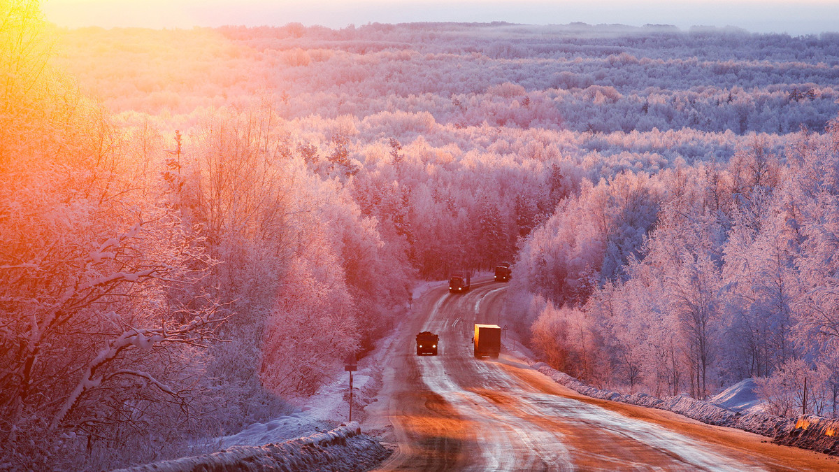 Đường cao tốc Kolyma thường được gọi là "con đường xây bằng xương" bởi những người tạo ra nó là các tù nhân thời xưa.