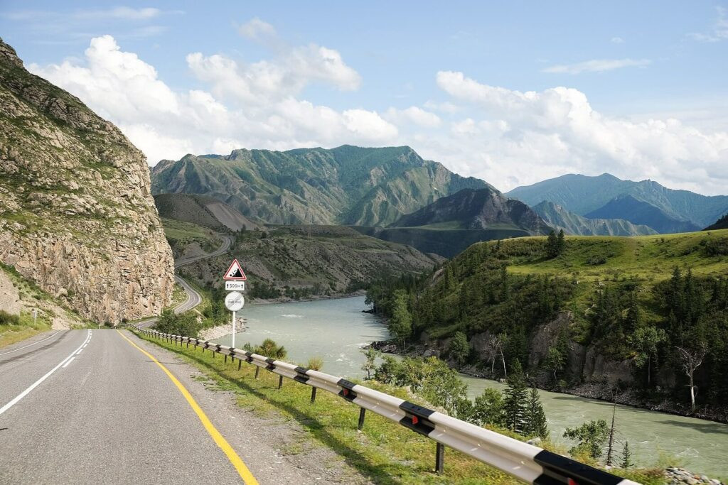 Chuysky từng xếp ở vị trí thứ 5 trong danh sách 10 con đường đẹp nhất thế giới do tạp chí National Geographic bình chọn năm 2014.