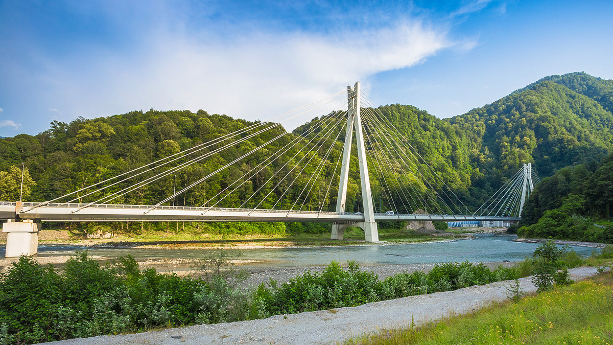 Với những người yêu thích du lịch mạo hiểm, tuyến đường cũ từ Sochi tới Krasnaya Polyana sẽ giúp họ có được cảm giác hưng phấn khi lái xe trên sự "ngoằn ngoèo xinh đẹp".