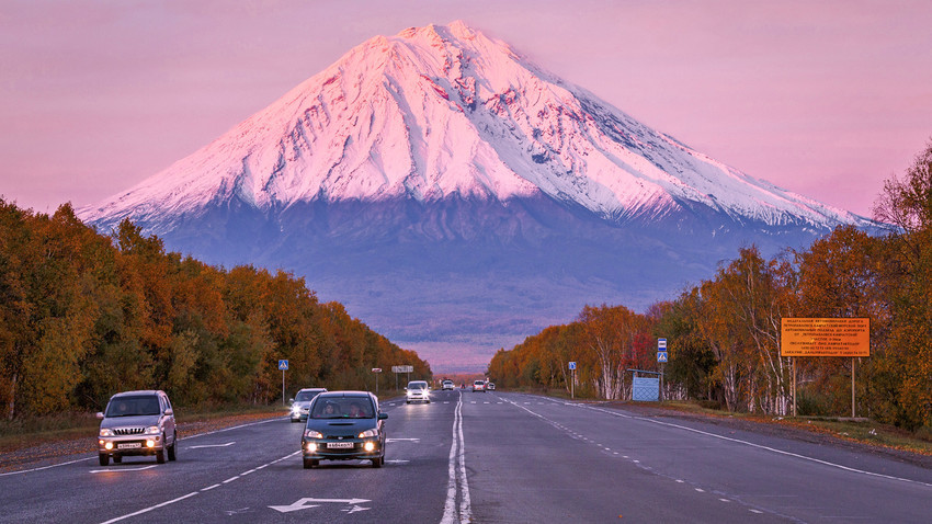 Vào những ngày hè hoặc đầu thu, nếu có dịp đi trên tuyến đường Petropavlovsk-Kamchatsky tới Ust'-Kamchatsk, hành khách sẽ có cơ hội tận mắt ngắm nhìn khung cảnh rừng lá kim xanh thẳm, núi lửa phủ tuyết và hồ nước trong xanh đến kinh ngạc.