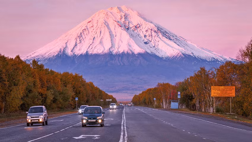 Vào những ngày hè hoặc đầu thu, nếu có dịp đi trên tuyến đường Petropavlovsk-Kamchatsky tới Ust'-Kamchatsk, hành khách sẽ có cơ hội tận mắt ngắm nhìn khung cảnh rừng lá kim xanh thẳm, núi lửa phủ tuyết và hồ nước trong xanh đến kinh ngạc.