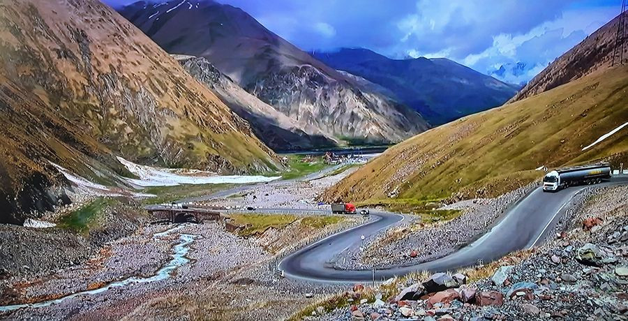 Con đường chạy qua các hẻm núi và dọc theo sông đẹp tựa tranh vẽ.