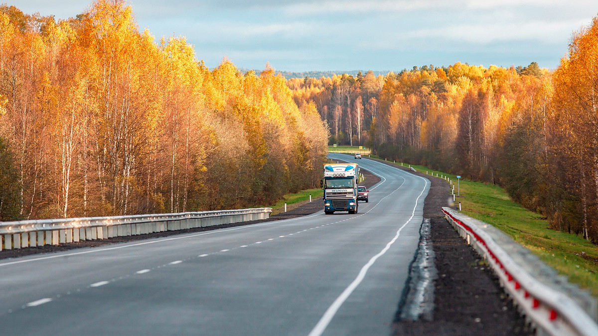 Đường cao tốc R21, còn được gọi là Đường cao tốc Kola dài gần 1.500km. Khi lái xe dọc theo tuyến đường này có thể chiêm ngưỡng cực quang và thiên nhiên kỳ thú phía Bắc bao gồm cây lá kim và núi đá.