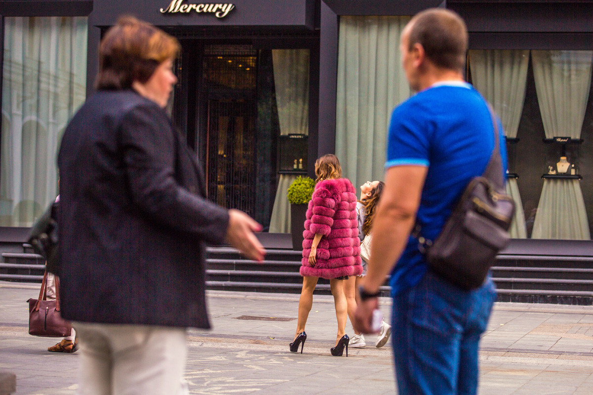 Stoleshnikov Pereulok ở Moscow, là con phố đắt đỏ nhất nước Nga. Giá thuê một năm cho một mét vuông ở đây tới hơn 3.000 USD, khiến nó trở thành con phố đắt đỏ thứ 15 trên thế giới.