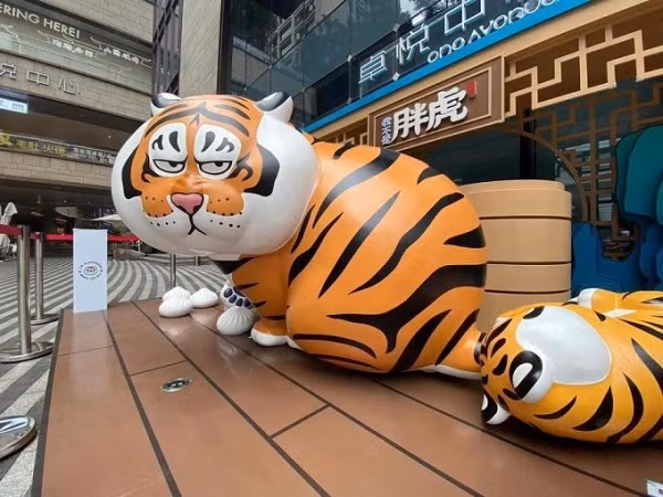 Chú hổ được đặt tại một trung tâm thương mại ở Thâm Quyến khiến dân tình cười nắc nẻ với gương mặt "hờn dỗi cả thế giới".