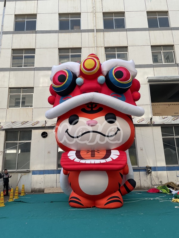 Hổ được mệnh danh là "chúa sơn lâm", oai phong nhất núi rừng. Tuy nhiên, dưới sự nhào nặn của con người, những chú hổ khi xuống phố lại mang nhiều biểu cảm hơn, không còn hung dữ như bản tính.