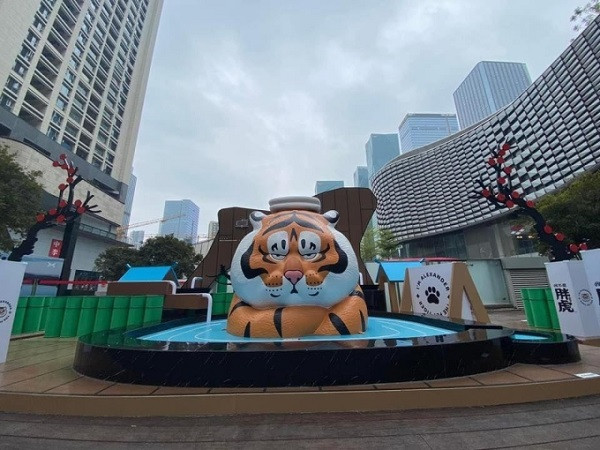 Ngoại hình "mập ú" cùng biểu cảm "dữ dằn theo kiểu đáng yêu" chiếm trọn "spotlight" trước khu thương mại .