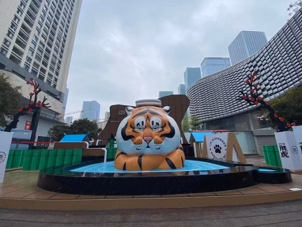 Ngoại hình "mập ú" cùng biểu cảm "dữ dằn theo kiểu đáng yêu" chiếm trọn "spotlight" trước khu thương mại .